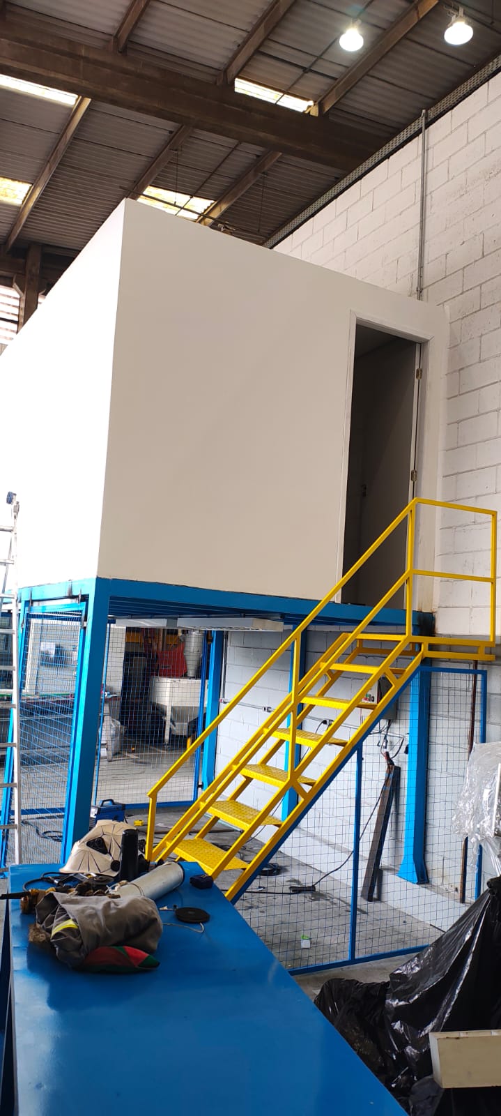 sao jose mezanino com almoxaridado e escada visao longe.jpg